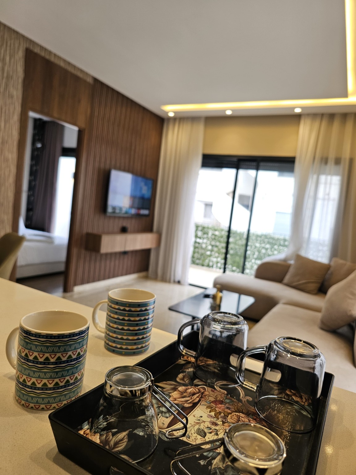 Tasses de café au premier plan et salon en arrière-plan