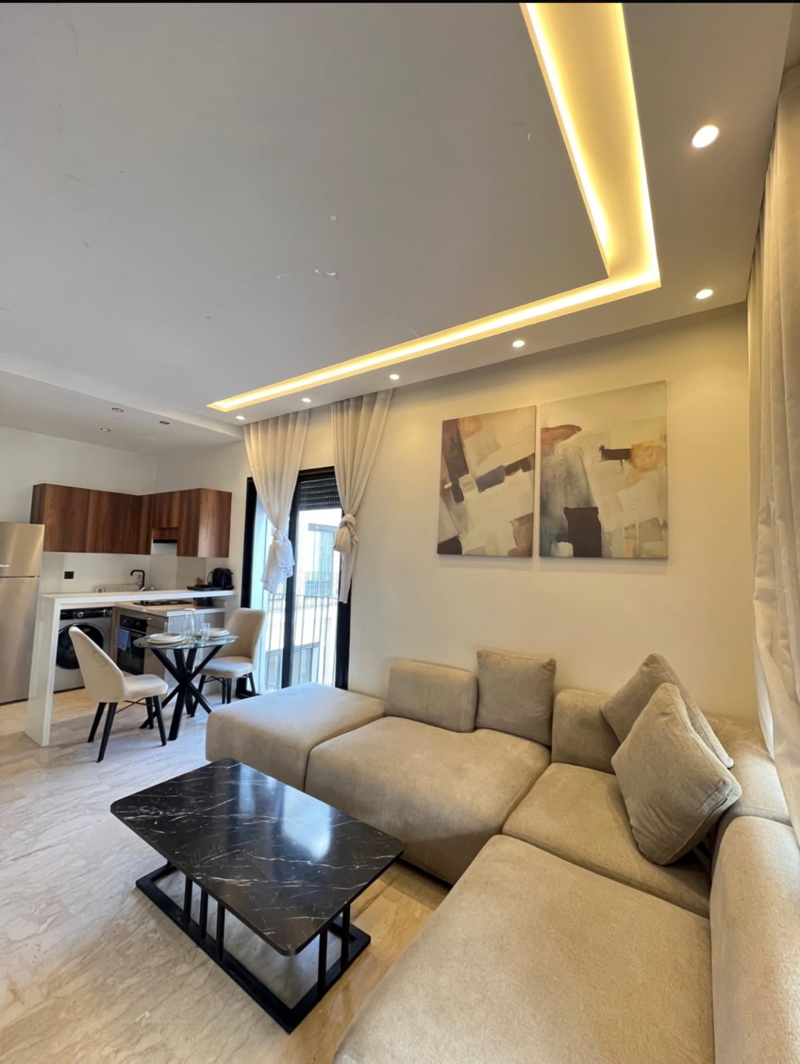 Vue du salon et de la cuisine ouverte d’un appartement